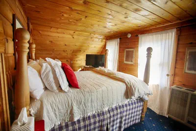 Photo 5 - Gold Mountain Manor Bed and Breakfast