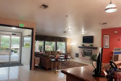Photo 4 - Bridgeway Inn & Suites Portland Airport