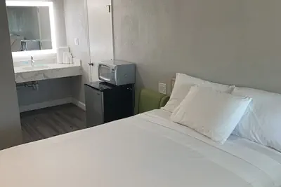 Photo 3 - Elmwood Motel