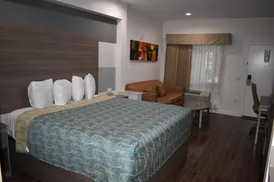 Photo 2 - Grand Villa Inn & Suites - Humble