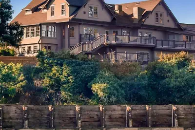 Photo 2 - Noyo Harbor Inn Restaurant and Tavern