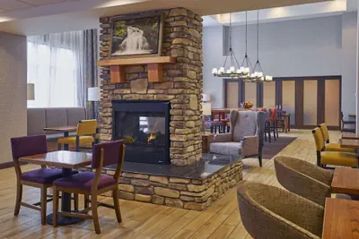 Photo 4 - Hampton Inn & Suites Roseburg