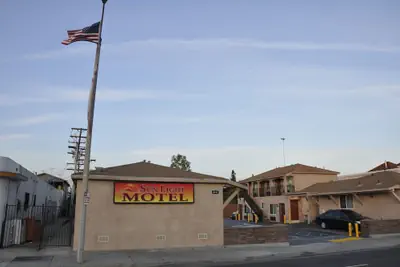 Photo 3 - Sun Light Motel