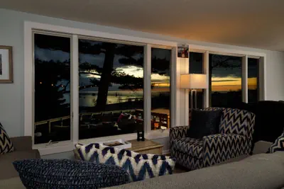 Photo 4 - Looking Glass Beachfront Inn
