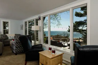 Photo 5 - Looking Glass Beachfront Inn