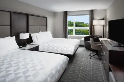 Photo 2 - Holiday Inn Boston Logan Airport - Chelsea by IHG