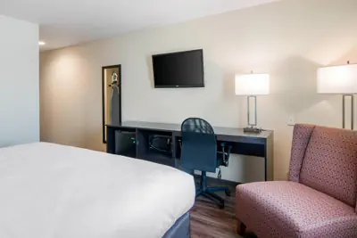 Photo 5 - Econo Lodge Inn & Suites Springfield Main Street