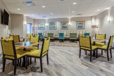 Photo 4 - Hampton Inn & Suites Burlington