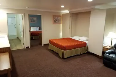 Photo 5 - Olive Tree Inn & Suites, a Howard Johnson by Wyndham