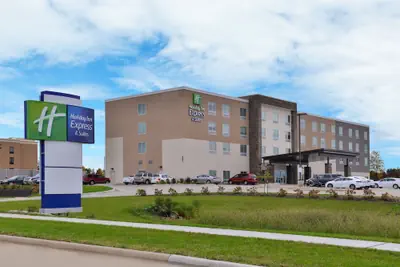 Photo 2 - Holiday Inn Express & Suites Marshalltown by IHG