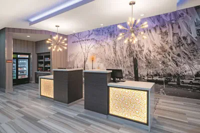 Photo 4 - La Quinta Inn & Suites by Wyndham Opelika Auburn