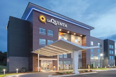Photo 2 - La Quinta Inn & Suites by Wyndham Opelika Auburn