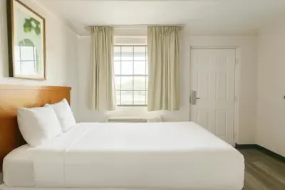 Photo 4 - Horizon Inn & Suites
