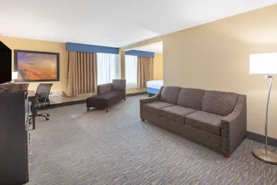 Photo 3 - Days Inn & Suites Grand Rapids Near Downtown