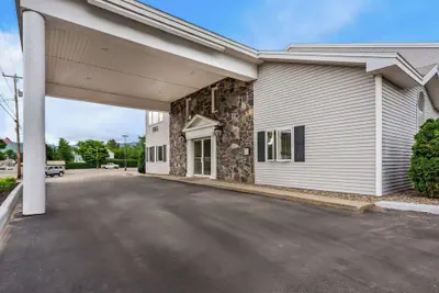 Photo 2 - Quality Inn & Suites Gorham Riverside