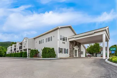 Photo 2 - Quality Inn & Suites Gorham Riverside