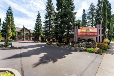 Photo 2 - Redwood Garden Inn