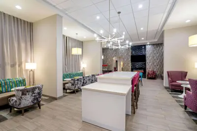 Photo 4 - La Quinta Inn & Suites by Wyndham Columbus MS