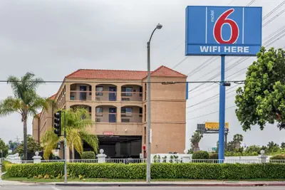 Photo 2 - Motel 6 Gardena, CA - South