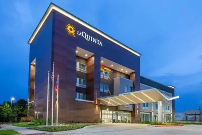 Photo 2 - La Quinta Inn & Suites by Wyndham Dallas Duncanville
