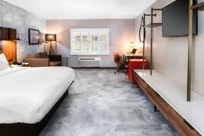 Photo 2 - Hollywood Inn Suites Hotel
