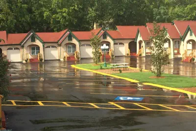 Photo 2 - Best Court