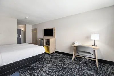 Photo 4 - Days Inn & Suites by Wyndham Norton Shores/Muskegon
