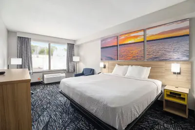 Photo 2 - Days Inn & Suites by Wyndham Norton Shores/Muskegon