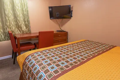 Photo 4 - Far West Motel
