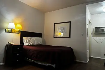 Photo 4 - Heritage Inn