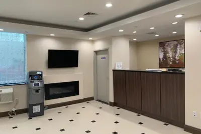 Photo 4 - Voyage Hotel