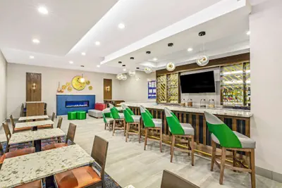 Photo 4 - La Quinta Inn & Suites by Wyndham Waco Downtown - Baylor