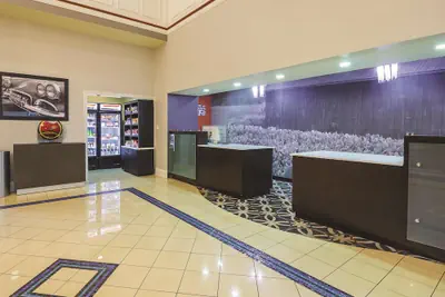 Photo 3 - La Quinta Inn & Suites by Wyndham Bowling Green
