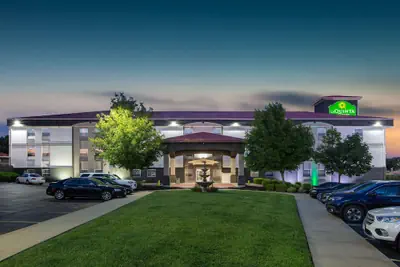 Photo 2 - La Quinta Inn & Suites by Wyndham Blue Springs