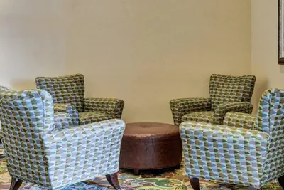Photo 4 - Comfort Suites near Hot Springs Park