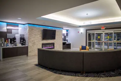 Photo 2 - La Quinta Inn & Suites by Wyndham Houston East at Normandy