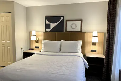 Photo 4 - Staybridge Suites Milwaukee West-Oconomowoc by IHG