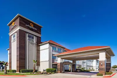 Photo 2 - La Quinta Inn & Suites by Wyndham Garland Harbor Point