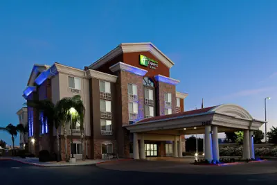 Photo 2 - Holiday Inn Express Hotel & Suites Fresno South by IHG