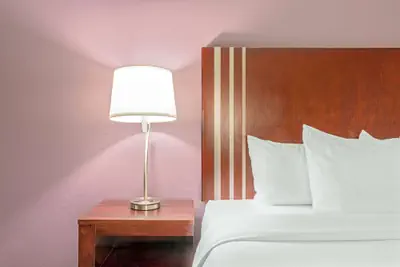 Photo 4 - La Quinta Inn & Suites by Wyndham Oklahoma City -Yukon