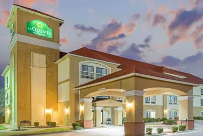 Photo 2 - La Quinta Inn & Suites by Wyndham Oklahoma City -Yukon