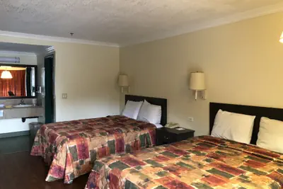 Photo 5 - Travelers Inn