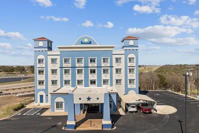 Photo 2 - Days Inn by Wyndham Salado