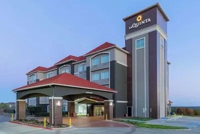 Photo 2 - La Quinta Inn & Suites by Wyndham Fort Worth - Lake Worth