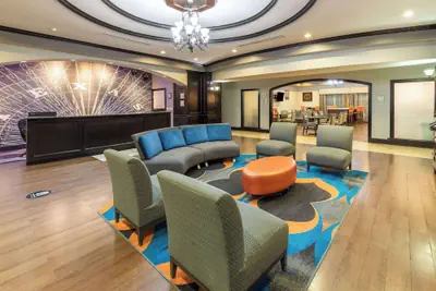 Photo 3 - La Quinta Inn & Suites by Wyndham Fort Worth - Lake Worth