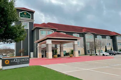 Photo 2 - La Quinta Inn & Suites by Wyndham Waxahachie