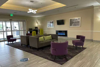 Photo 4 - La Quinta Inn & Suites by Wyndham Waxahachie