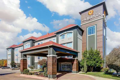 Photo 2 - La Quinta Inn & Suites by Wyndham Fort Worth NE Mall