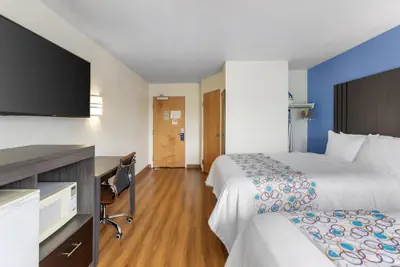Photo 4 - SureStay Plus Hotel by Best Western Niagara Falls East