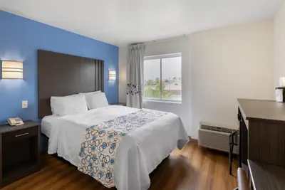 Photo 5 - SureStay Plus Hotel by Best Western Niagara Falls East